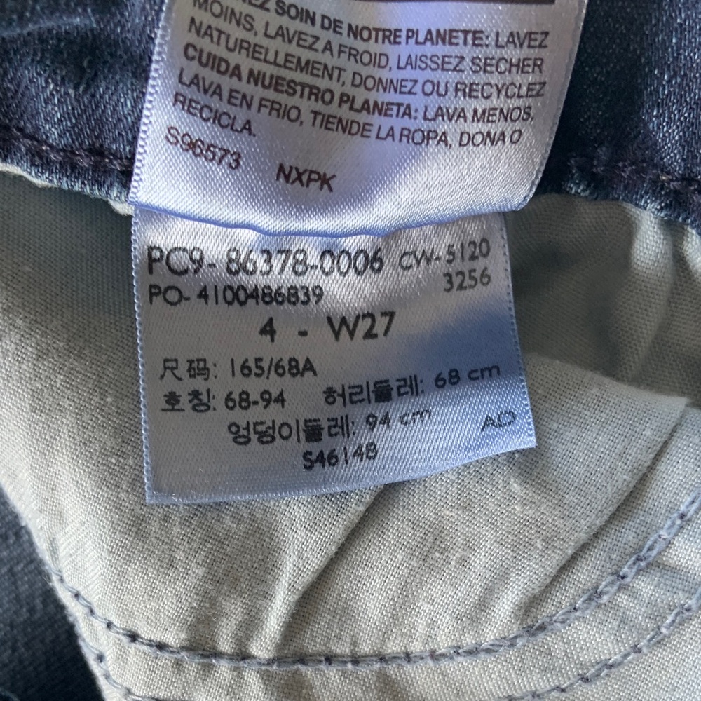 Women's Signature Levi Strauss Mid-Rise Bermuda Denim Shorts - Picture 3 of 4